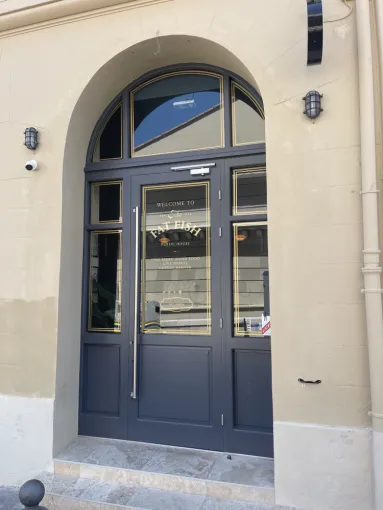 Devanture bois conforme aux normes ABF à Marseille, Marseille, Menuiserie Phocéenne du Littoral