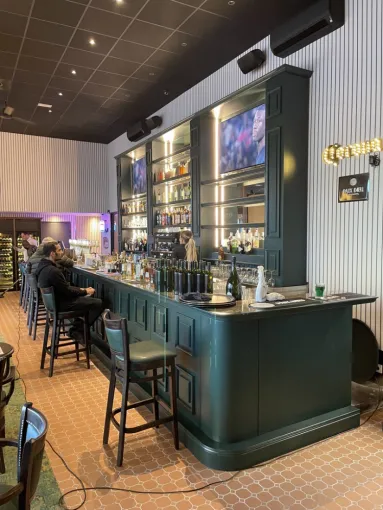 Installer un comptoir bois ergonomique pour un bar à Marseille Joliette , Marseille, Menuiserie Phocéenne du Littoral