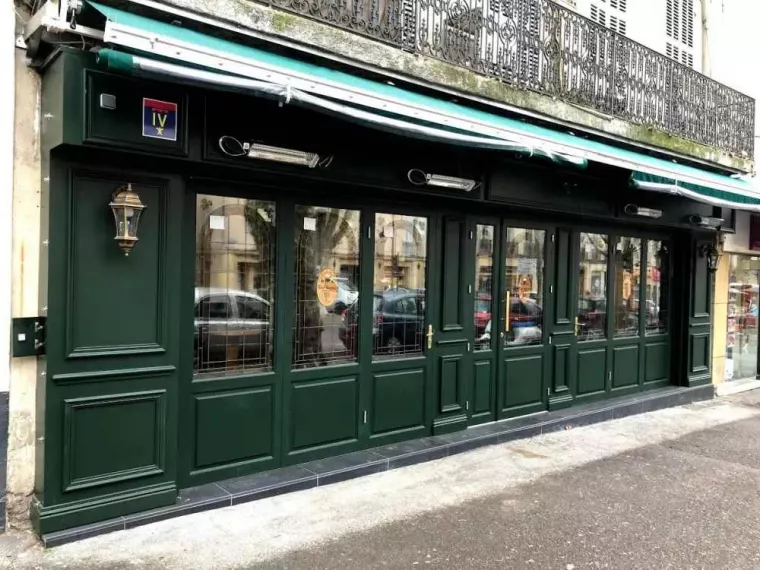 Installer une devanture de magasin en bois pour un Pub, Marseille, Menuiserie Phocéenne du Littoral