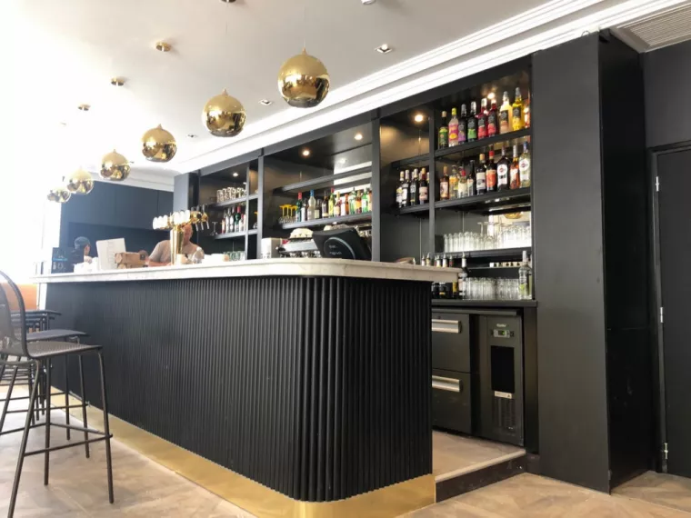 Création d'un bar en bois et installation dans un restaurant, Marseille, Menuiserie Phocéenne du Littoral