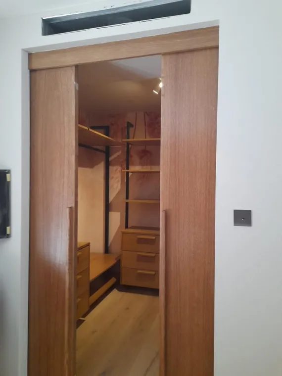 Création de dressing en placage chêne naturel pour optimiser l'espace d'un appartement, Marseille, Menuiserie Phocéenne du Littoral