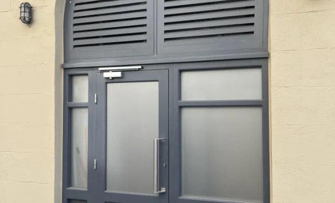 Devanture bois conforme aux normes ABF à Marseille, Marseille, Menuiserie Phocéenne du Littoral